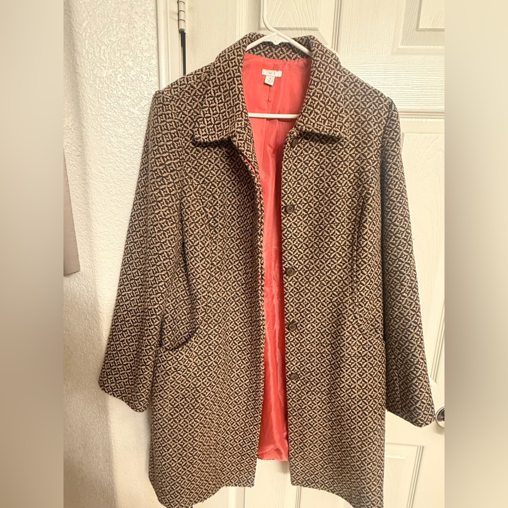 Vintage Woven knee length Coat in brown and Cream with Pink specks.
Size 16